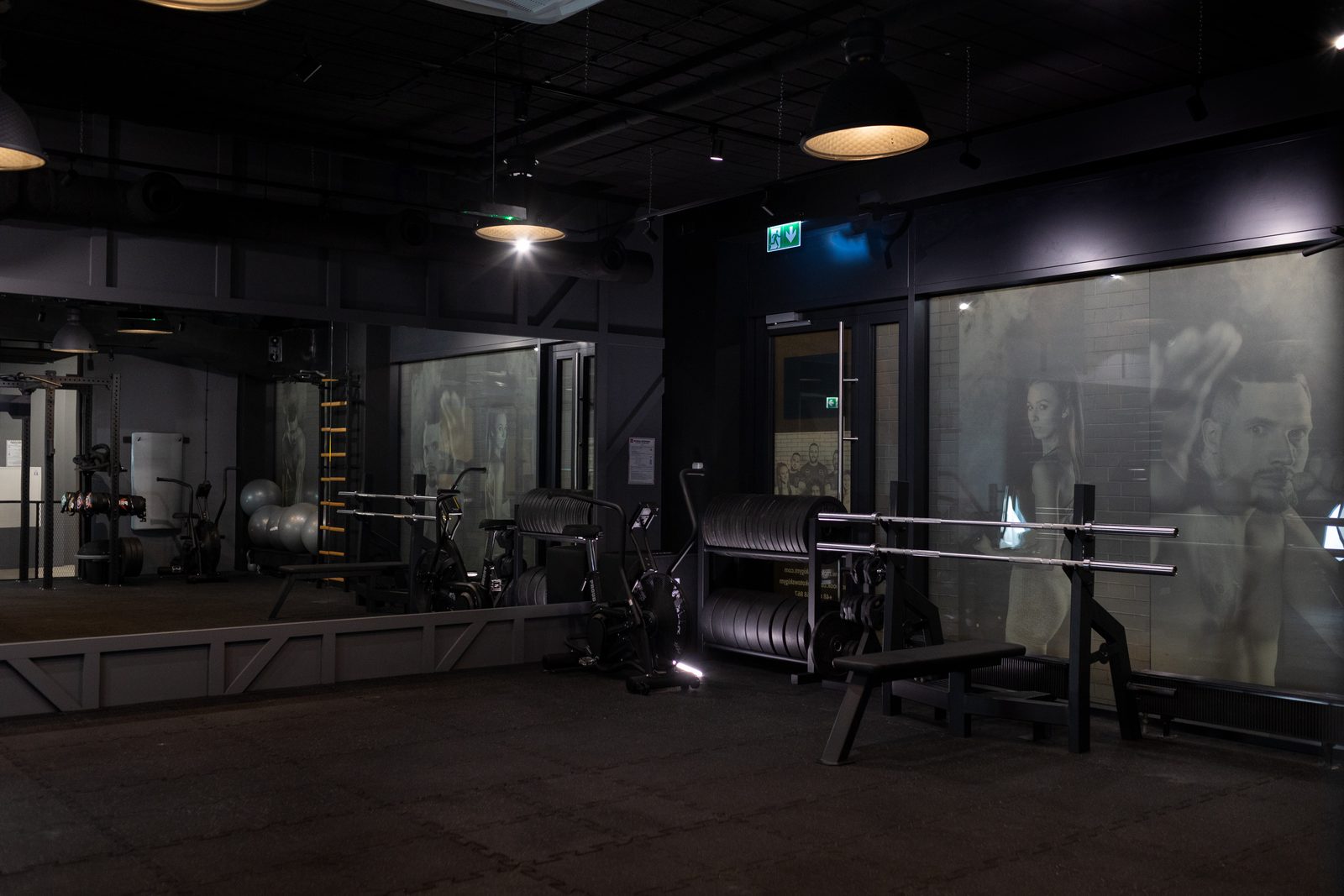 Sala sportów walki za przeszkloną ścianą z grafiką bokserską