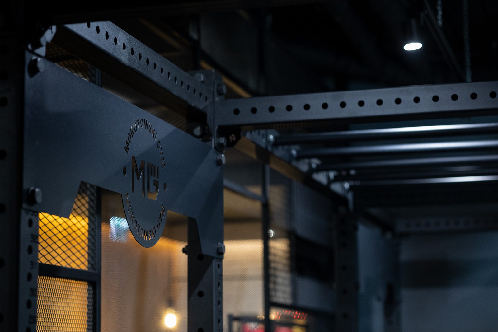 Logo Mokotowskiego Gymu wycięte w blasze klatki treningowej