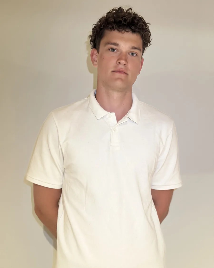 Wiktor Gaik, trener kliniczny, w białej koszulce polo — portret na jasnym tle