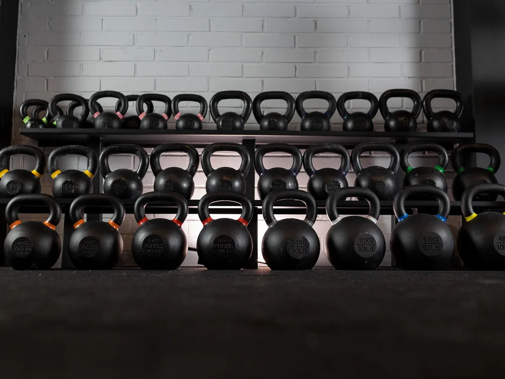 Kettlebells na sali treningowej Mokotowskiego Gymu
